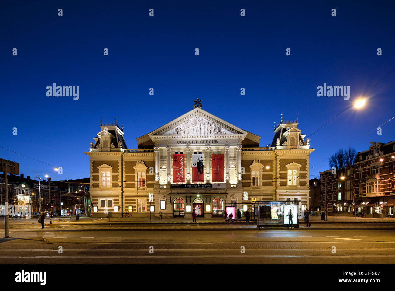 Die Niederlande, Amsterdam, Music Hall Concert Gebouw genannt. Einbruch der Dunkelheit. Stockfoto