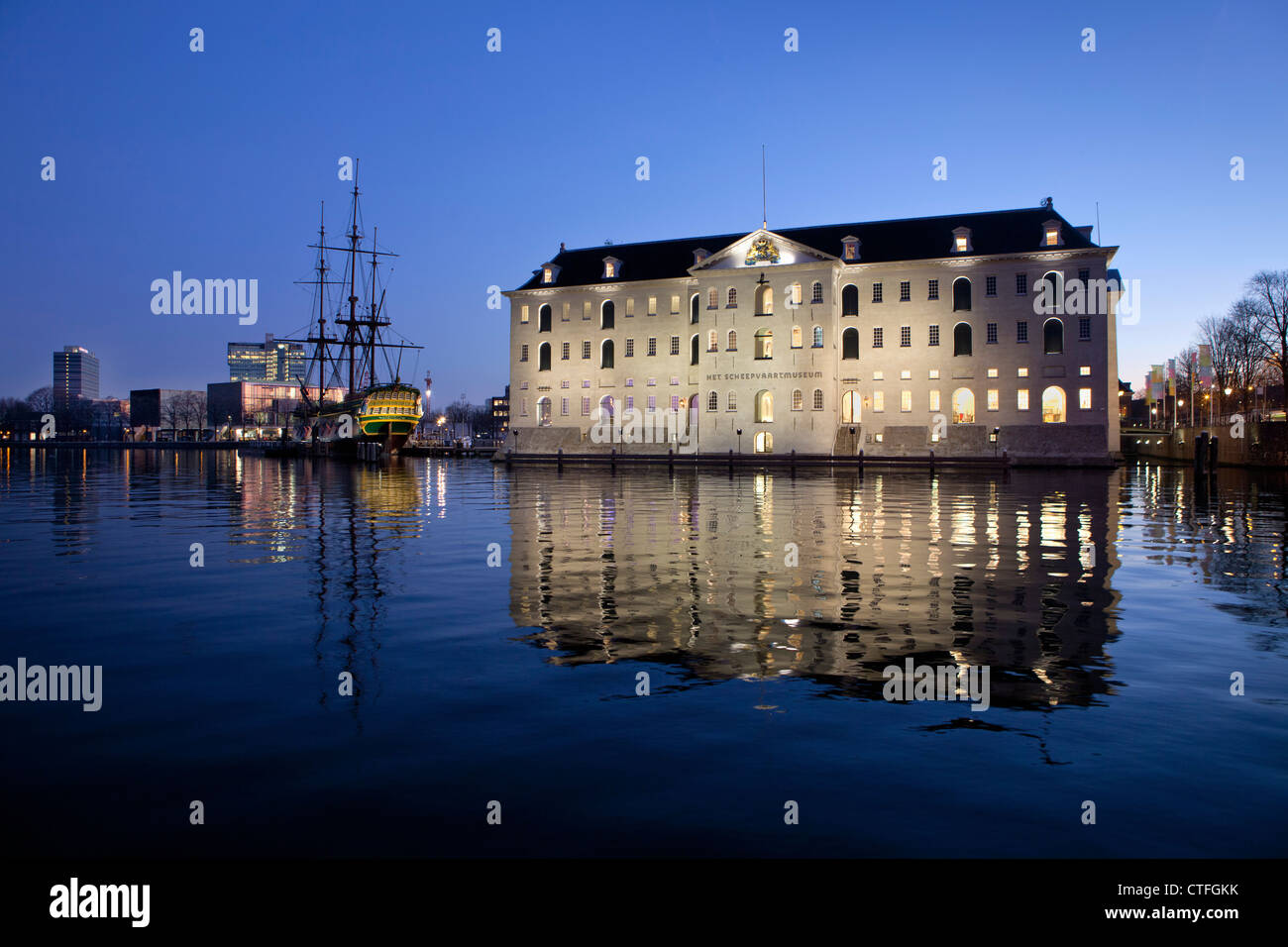 Het Scheepvaartmuseum, das National Maritime Museum. Linken Replik des VOC-Schiff namens De Amsterdam. Dawn. Stockfoto