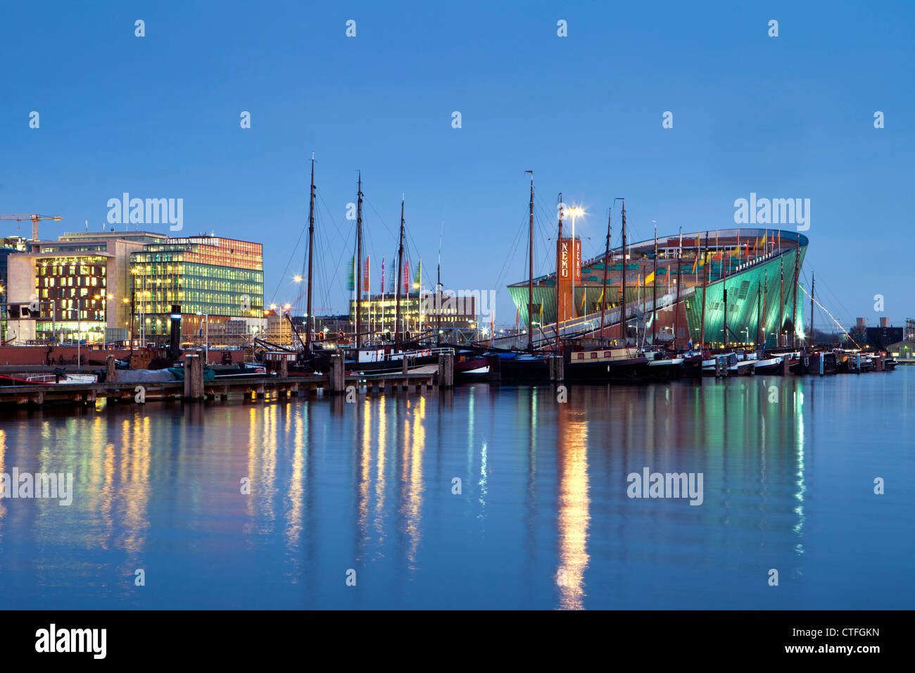 Das Recht der Niederlande, Amsterdam, das technische Museum NEMO lief an und verließ die öffentliche Bibliothek. Dawn. Stockfoto