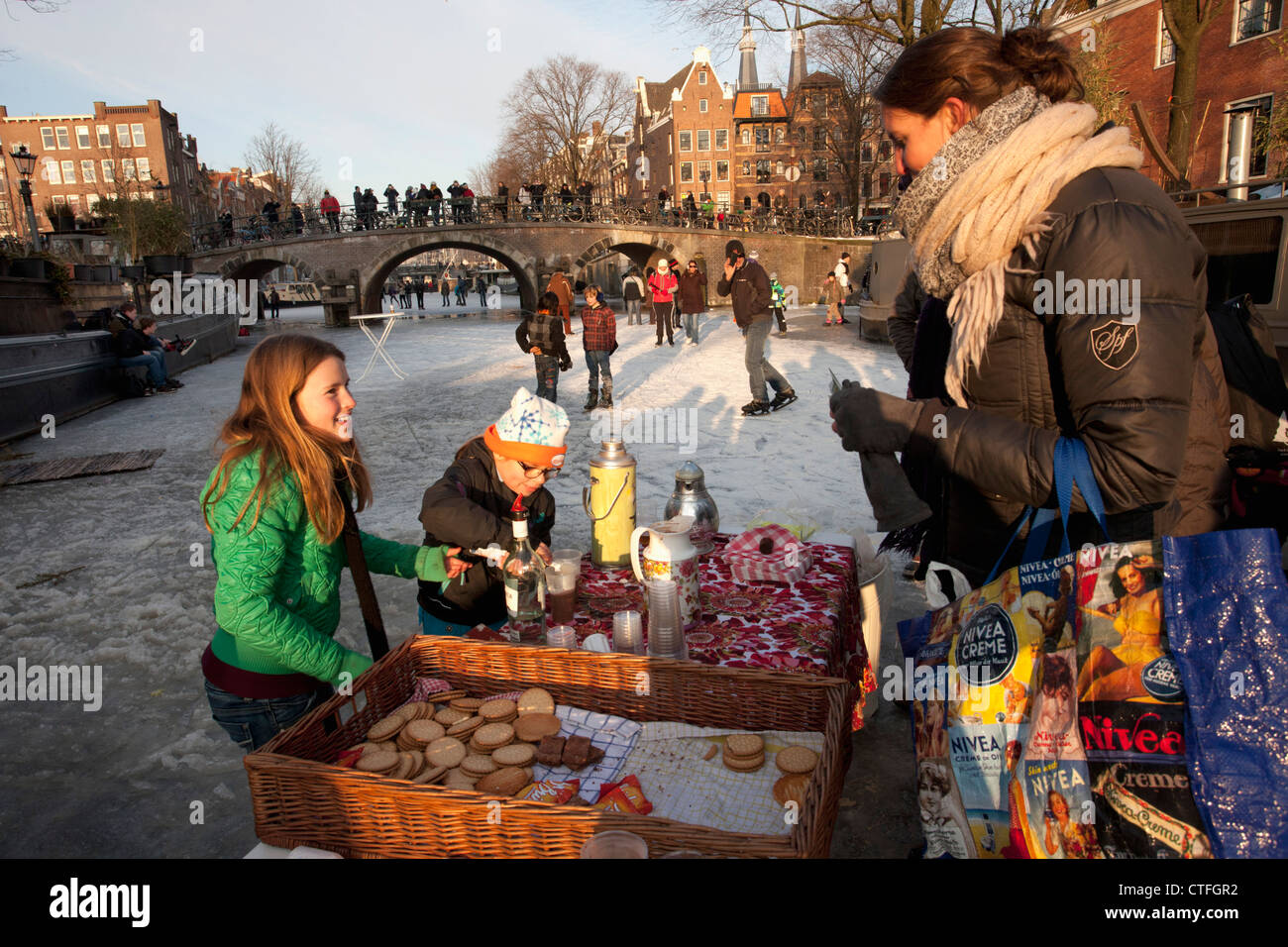 Niederlande Amsterdam Winter Eislaufen auf dem zugefrorenen Kanälen Keizersgracht Verkauf warme Getränke Snacks UNESCO World Heritage Site Stockfoto