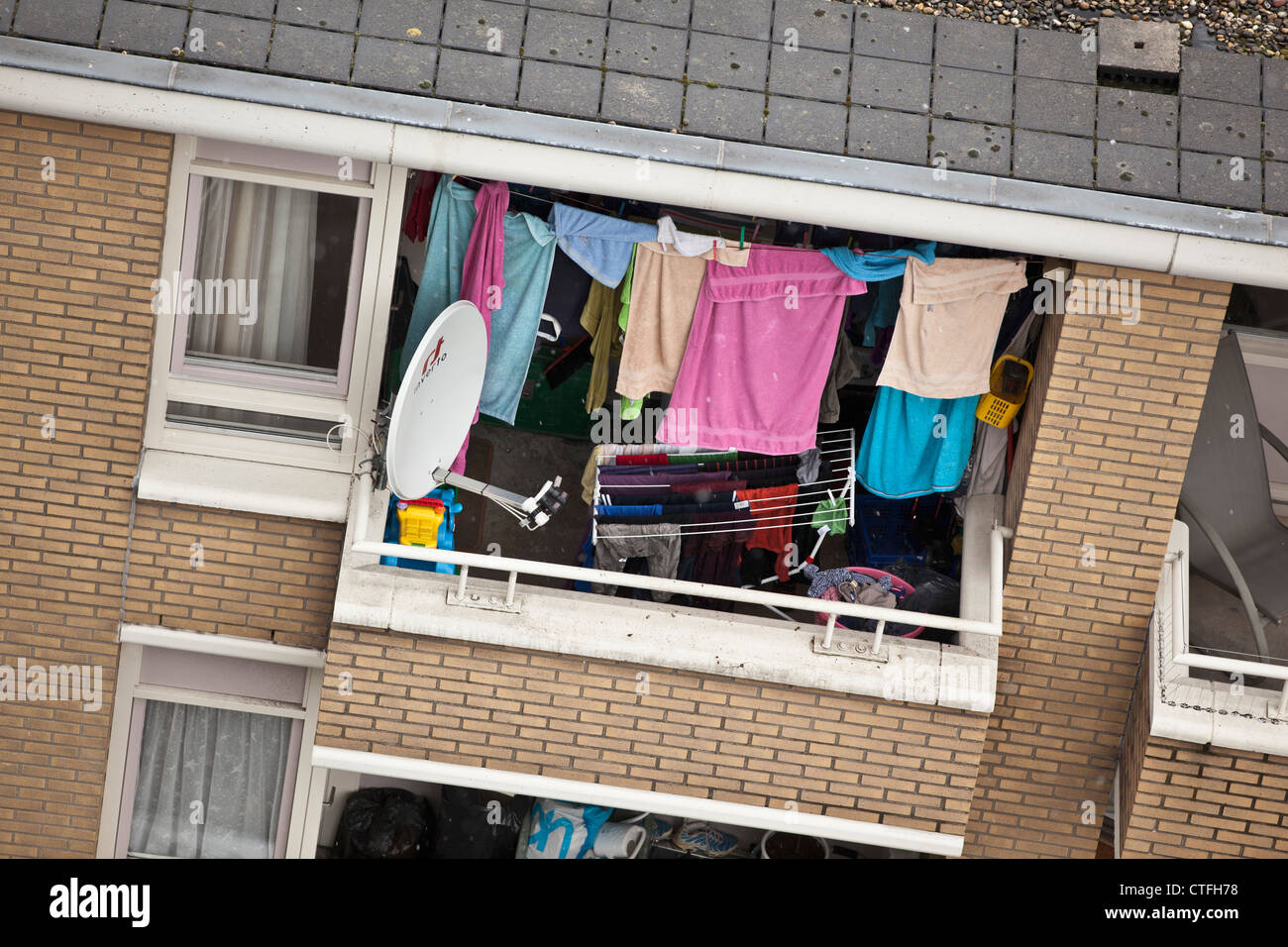 Die Niederlande, Den Haag, den Haag, Wohnquartier. Satellitenschüssel. Trocknen von Kleidung im Fenster. Stockfoto
