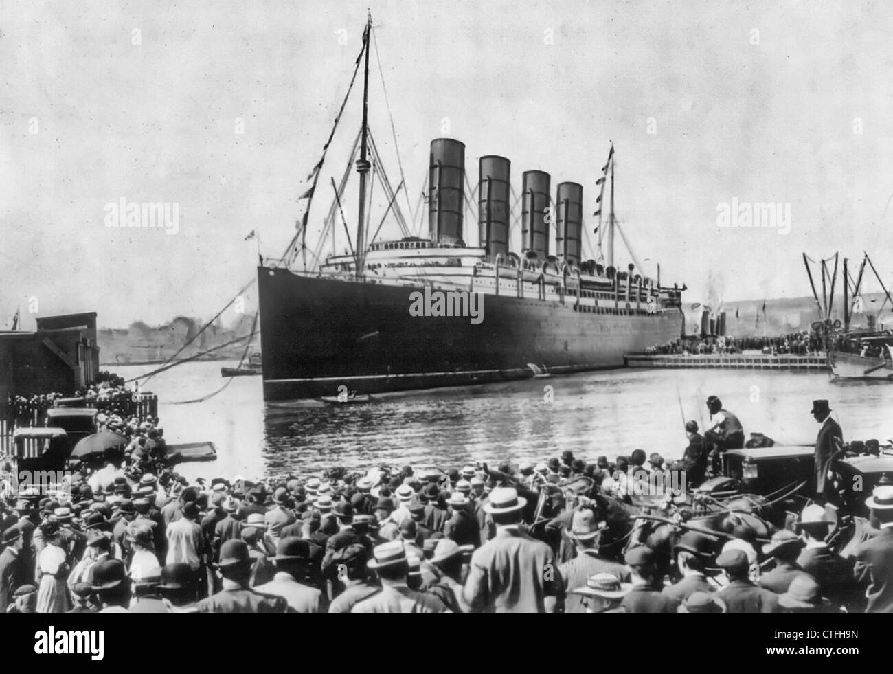 LUSITANIA, New York City: verziehen ins Dock, NYC, 13. September 1907, drängen sich im Vordergrund Stockfoto