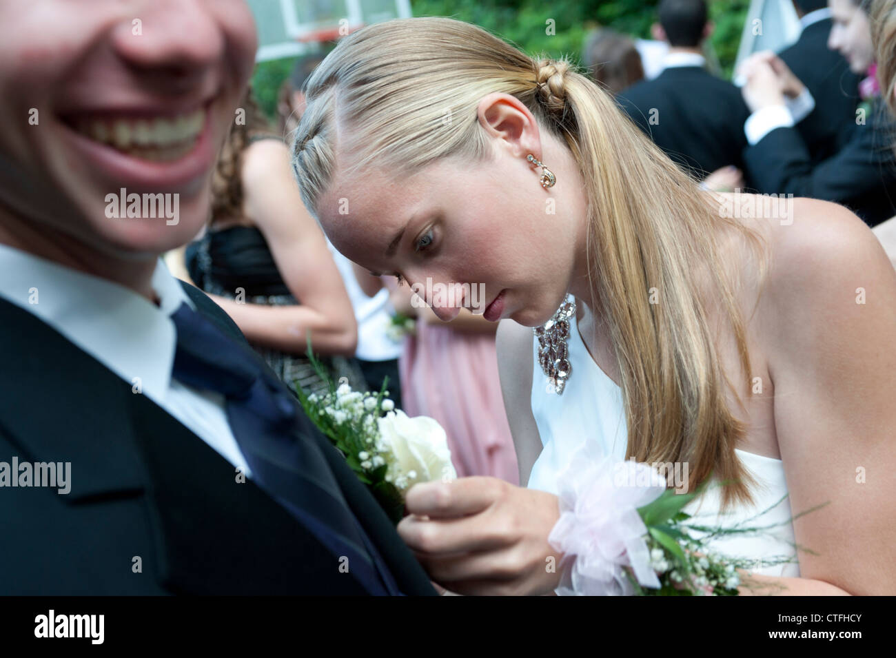 Teenager-Mädchen pins eine Corsage auf ihr Date für ein High-School-Abschlussball Stockfoto