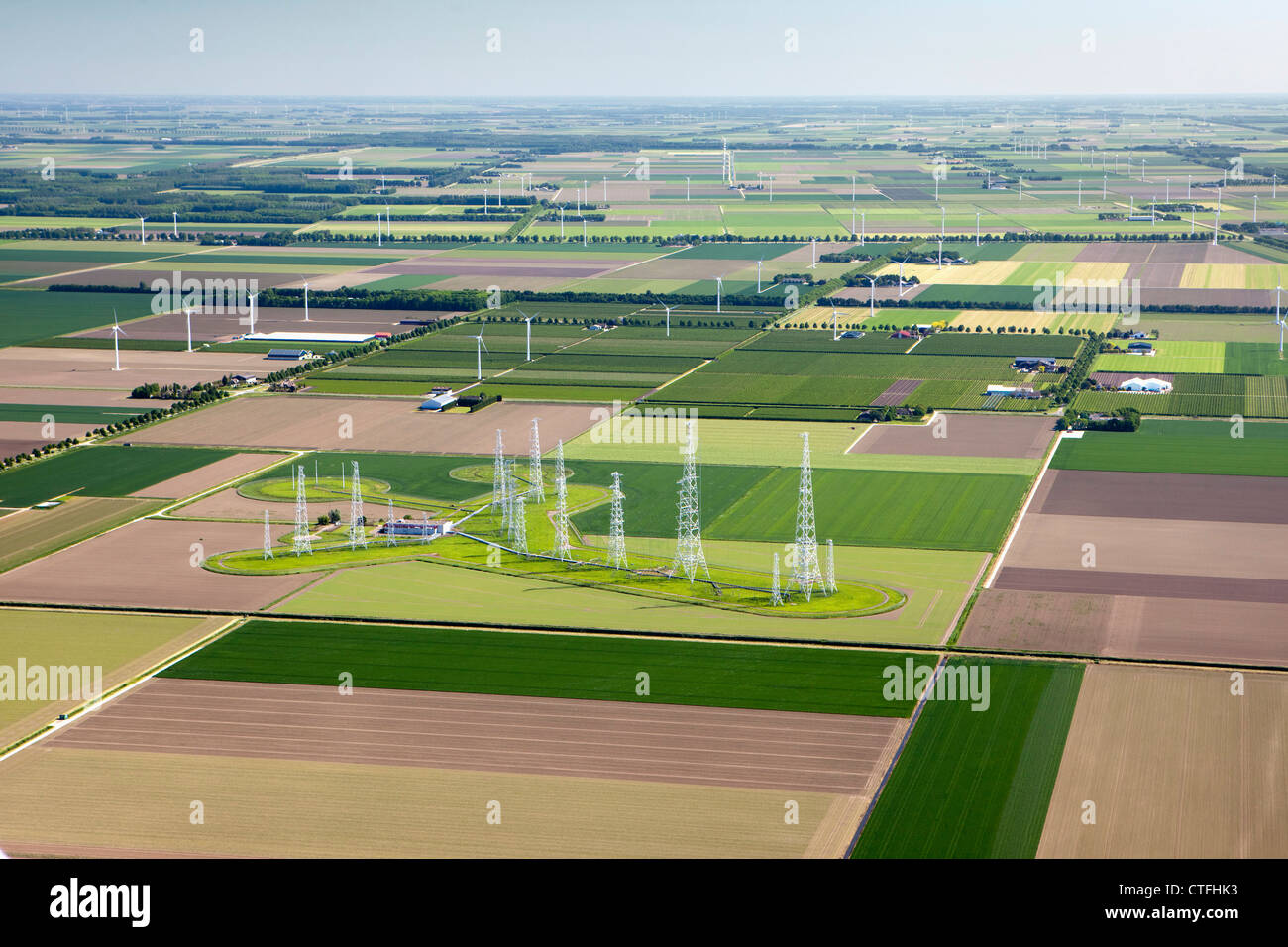 In den Niederlanden, Zeewolde, Farmen und Ackerland in Flevopolder. Antenne. Rundfunk- und TV-Türmen. Stockfoto