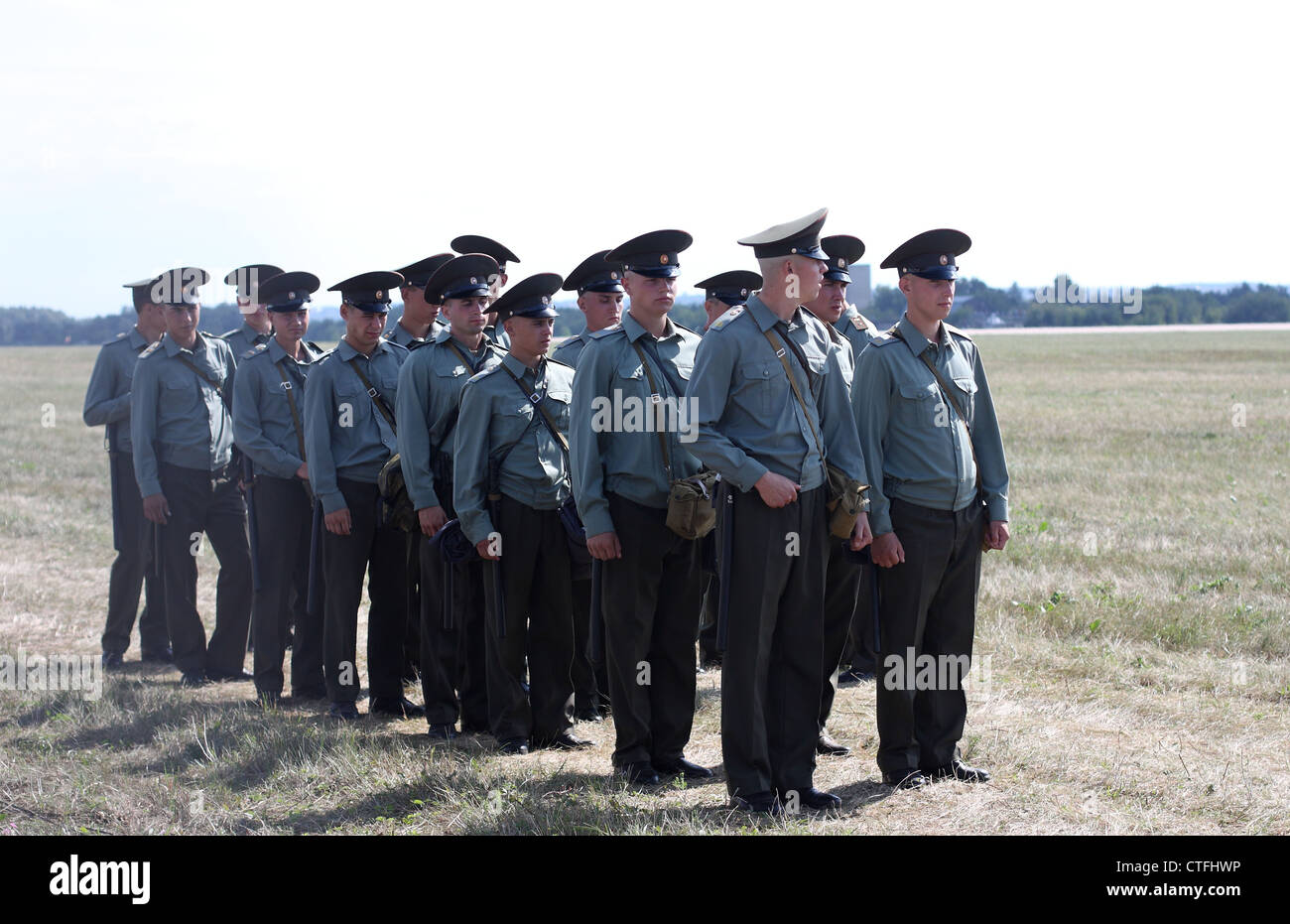 Militärs aus Kordon von einem Flughafen Flugplatz (die internationale Luft-und Salon MAKS-2011) Stockfoto