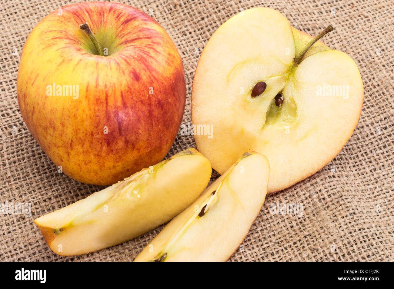 Apfel mit Scheiben auf einem Textil-Hintergrund Stockfoto