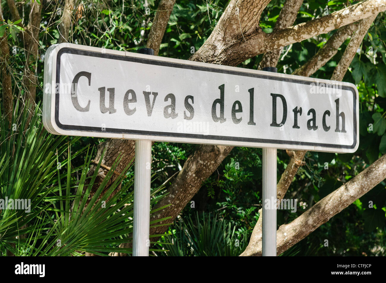 Schild am Eingang der Höhlen von Drach (Cuevas Del Drach), Mallorca/Mallorca Stockfoto