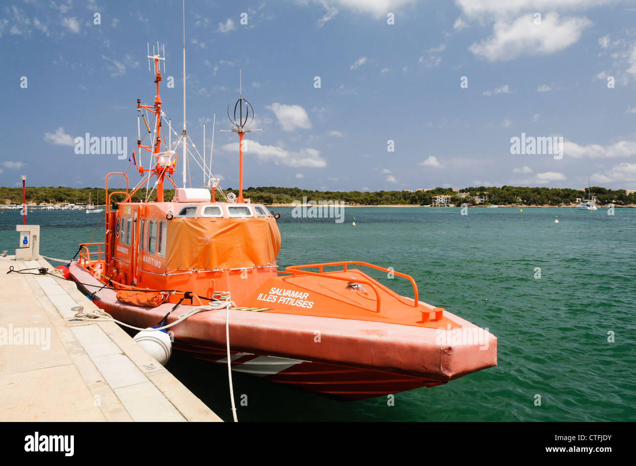 Spanische Rettungsboot festgemacht in der Hafen-Stadt von Portocolom, Mallorca, Mallorca Stockfoto