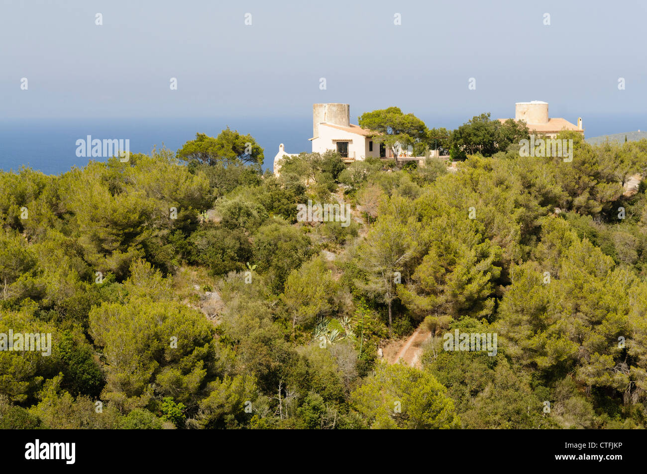 Zwei Spanische Häuser um zwei alte Wachtürme an der Spitze eines Berges gebaut, Mallorca Stockfoto
