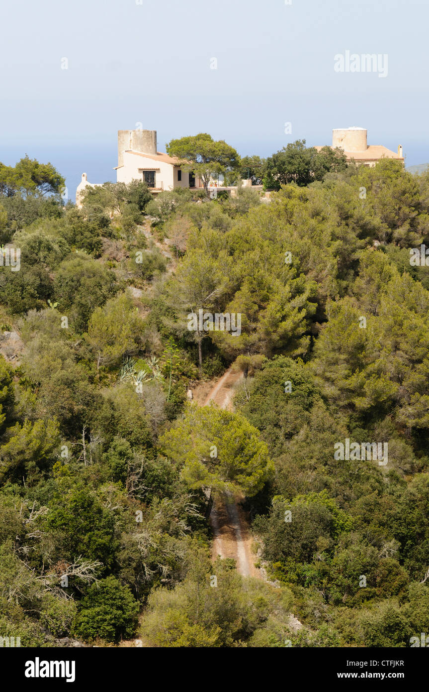 Zwei Spanische Häuser um zwei alte Wachtürme an der Spitze eines Berges gebaut, Mallorca Stockfoto