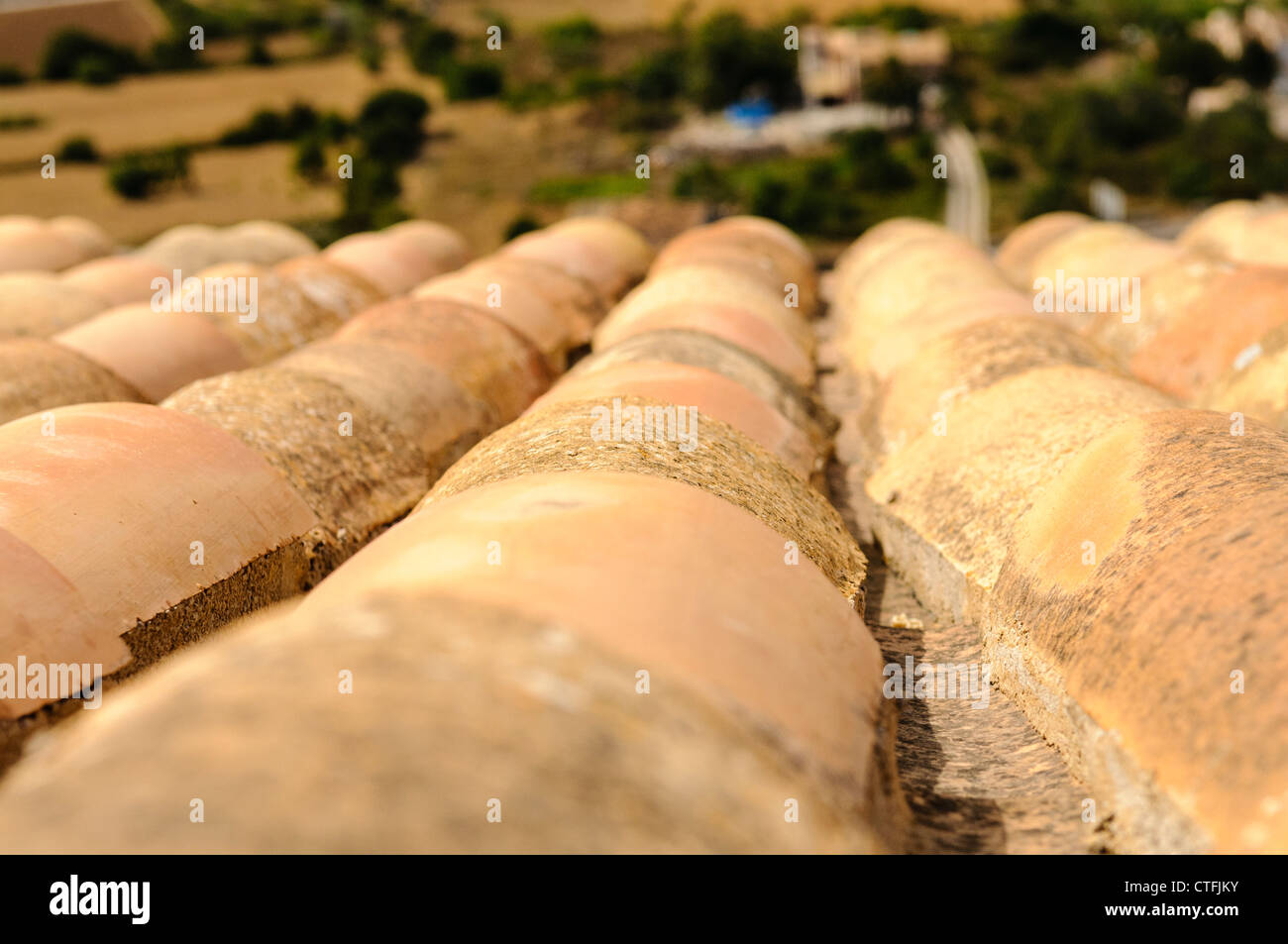 Blick von einem typischen spanischen Terrakottafliesen Dach auf den Boden belowg Stockfoto