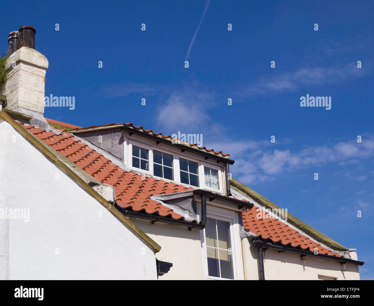 Dach-Detail von einem Ferienhaus mit Zimmer im Dachgeschoss mit Blick auf das Meer bei Staithes Stockfoto