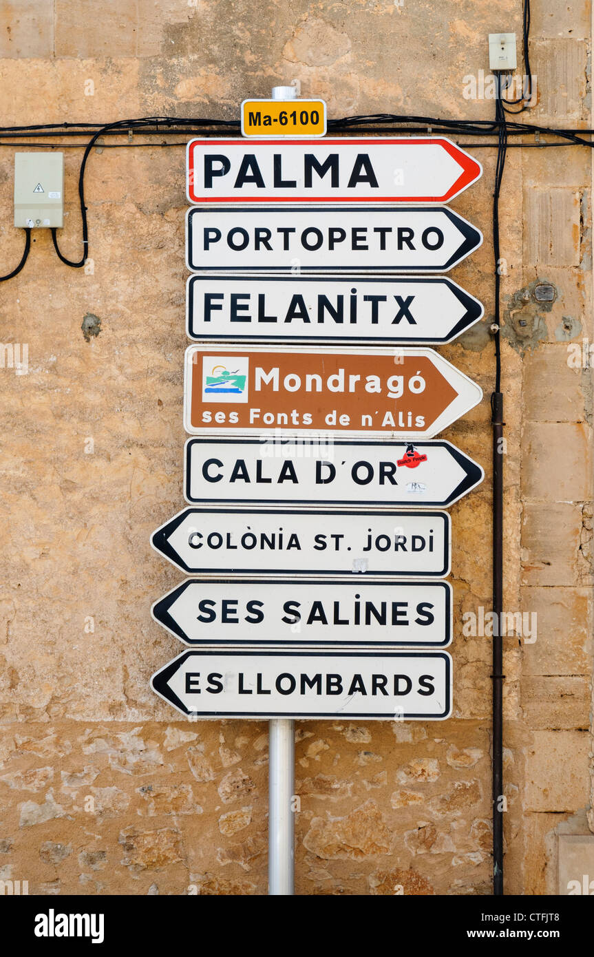 Wegweiser zeigen Richtungen Palma, Portopetro, Felanitx, Mindrago, Cala D'Or, Colonia St. Jordi, Ses Salines & Es Llombards Stockfoto
