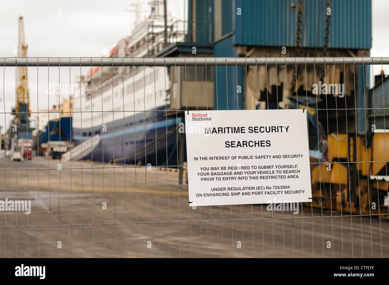 Sicherheit-Schild am Hafen von Belfast Warnung über Sicherheitsdurchsuchungen Stockfoto