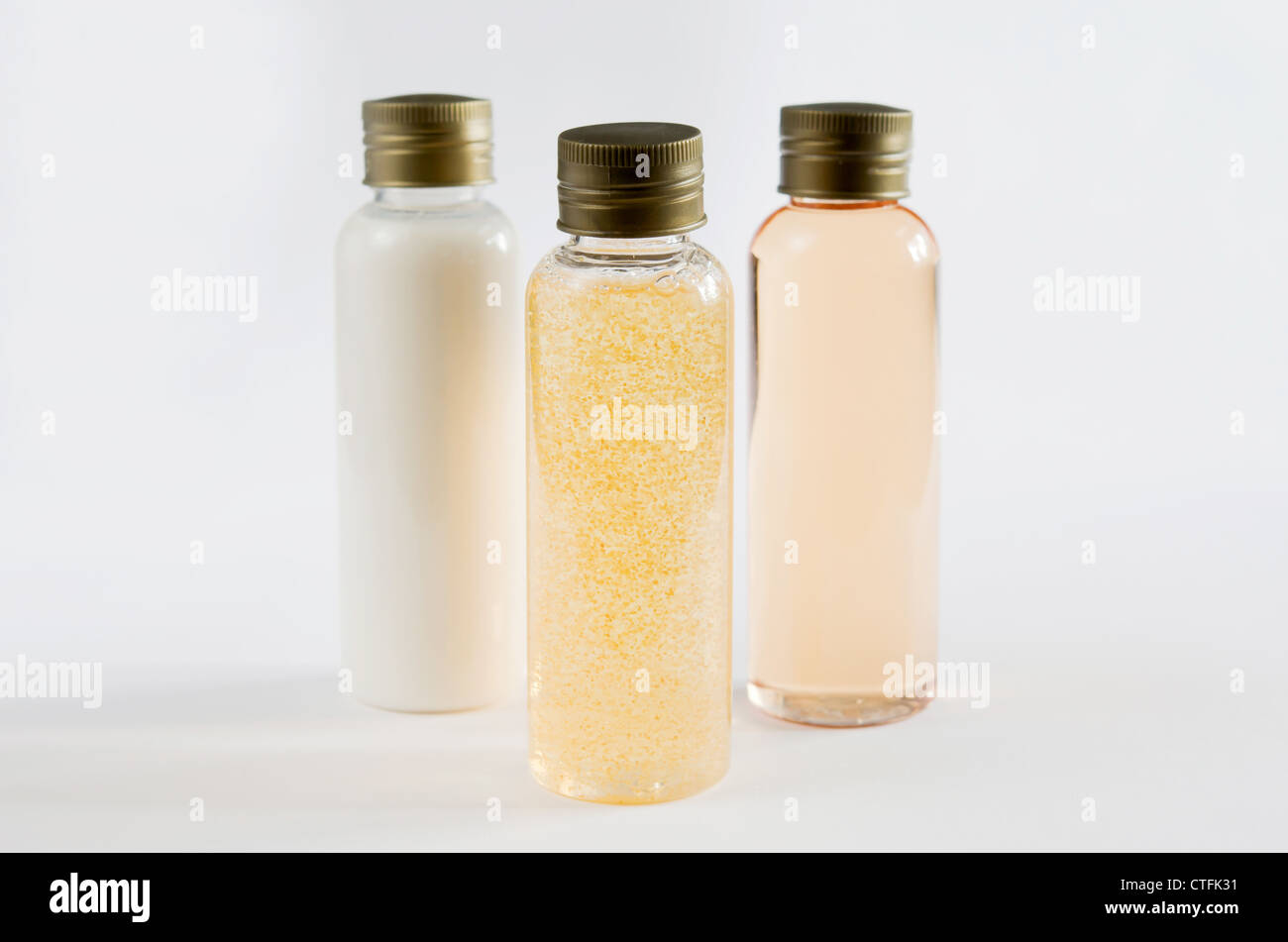 drei Flaschen von kosmetischen Produkten, Bottel Körper Lotion Gel, Seifen und Öle Stockfoto