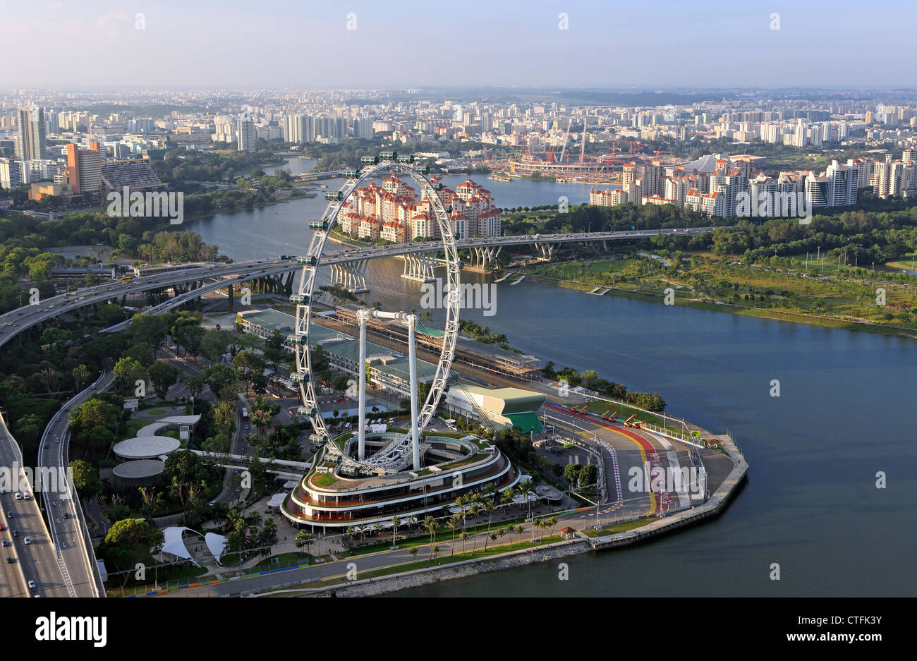 Blick auf den Singapore Flyer mit Geyland hinter. Stockfoto