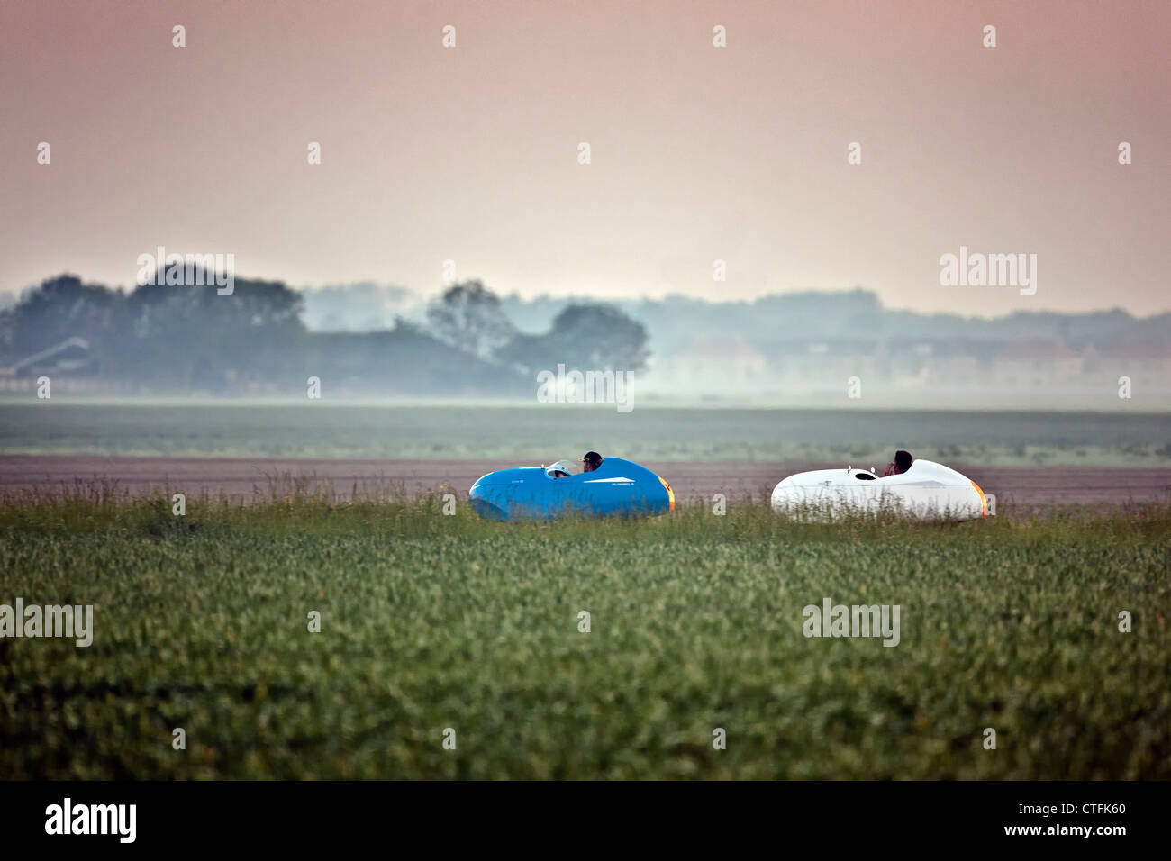 Den Niederlanden, Arum, in der Nähe von Bolsward. Elf Städte Fahrradtour (Niederländisch: Elfsteden Fietstocht). Recumbent Fahrräder Stockfoto