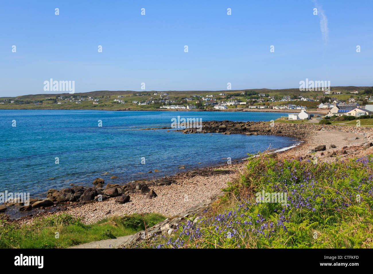 Blick auf Strath Dorf über Loch Gairloch an Nordwestküste der Highlands. Gairloch, Wester Ross, Ross und Cromarty, Scotland, UK Stockfoto