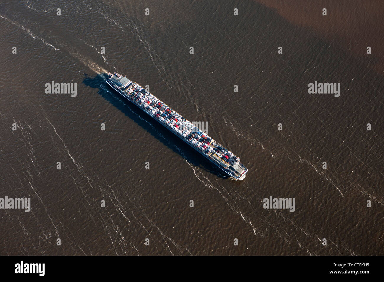 Die Niederlande, Willemstad, Fluss-Schiff Transport von Autos. Luft. Stockfoto