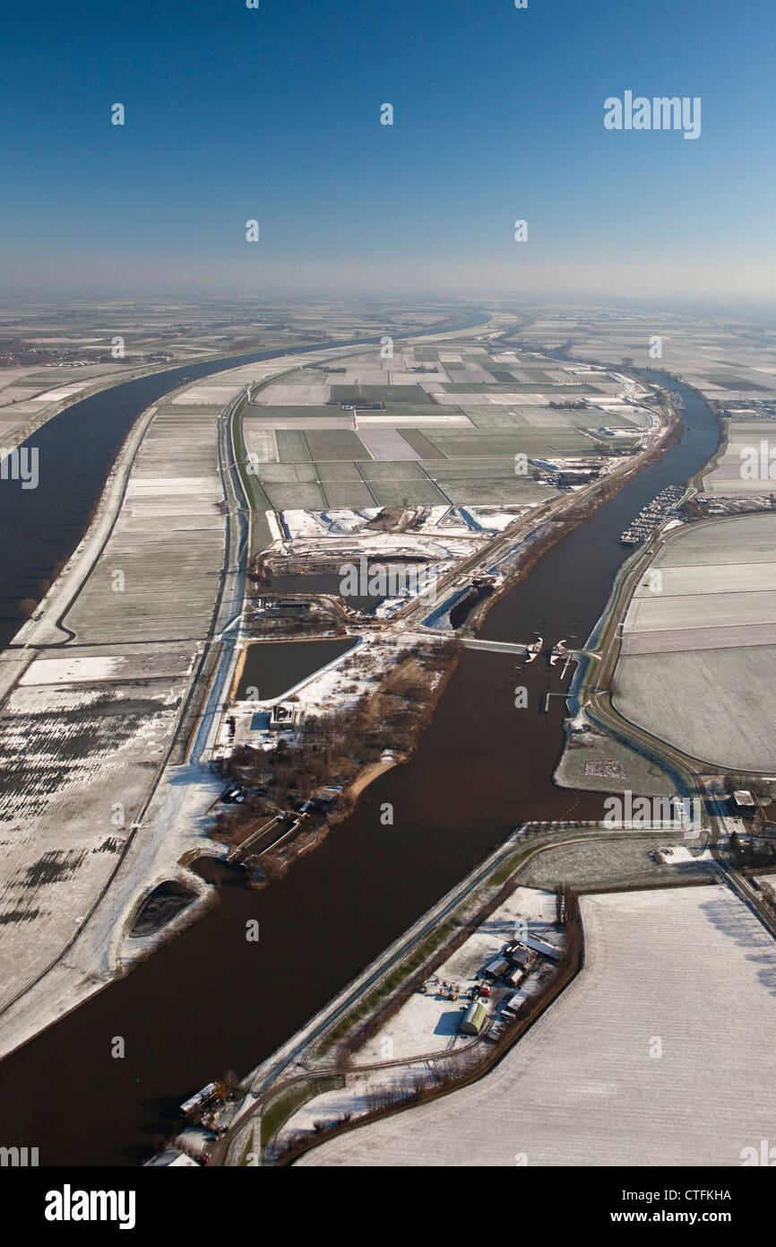 Waalwijk, Niederlande Overdiepse Polder, Raum für den Fluss-Projekt, winter, frost. Betriebe auf Hügel umgebaut. Luft. Stockfoto