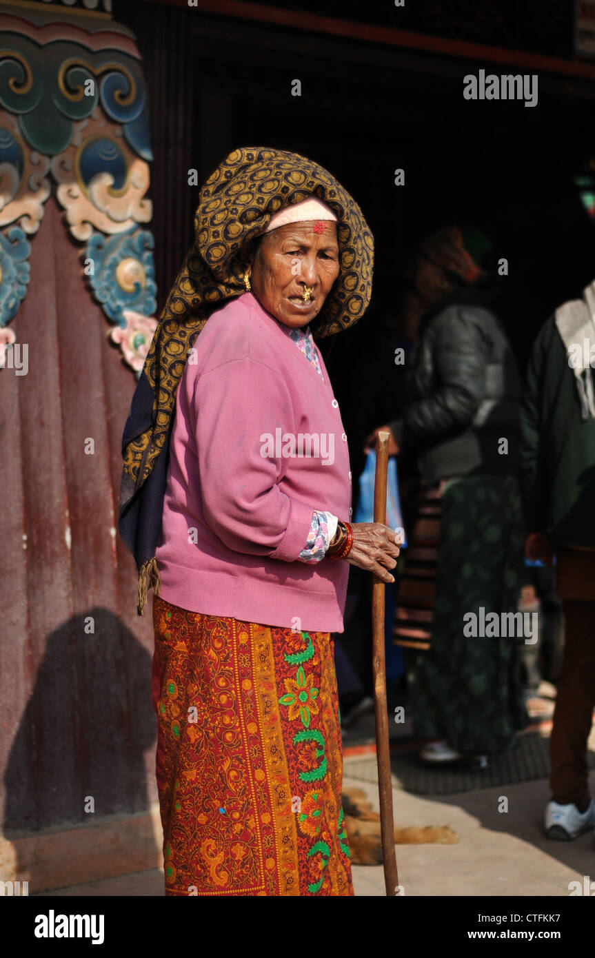 Nepal Kathmandu Frau Bodhnath Tempel besuchen Stockfoto