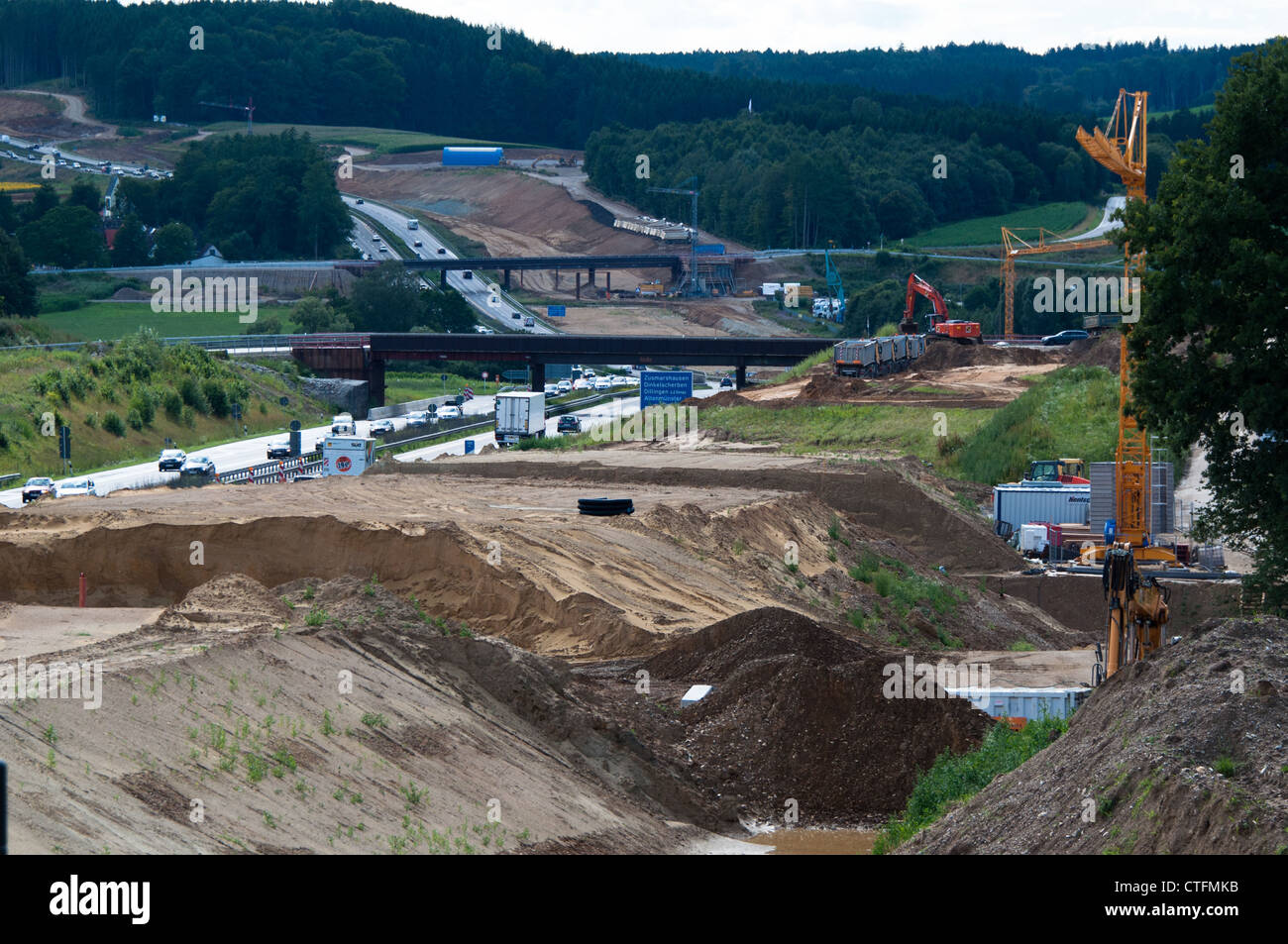 Baustelle der Verlängerung der Autobahn A8 aus derzeit 4 bis 6 Fahrspuren an Zusmarshausen, Deutschland am 15. Juli 2012. Stockfoto