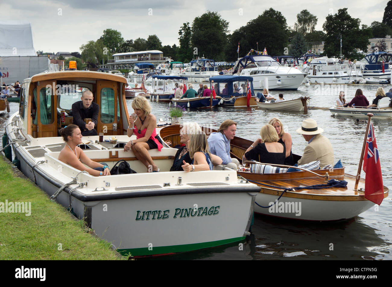 Menschen in Booten auf dem Fluss Themse Henley Festival Herumspielen Stockfoto