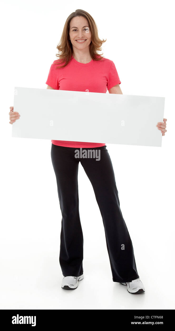 Attraktive Erwachsene Frau stehend, leere Schild, isoliert auf weiss. Stockfoto