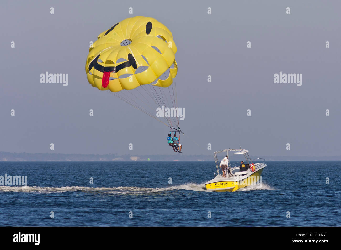 Afroamerikaner/paar wird im Schlepptau Boot nach Beendigung ihrer Parasail Winde fahren auf Pensacola Beach, Florida Stockfoto