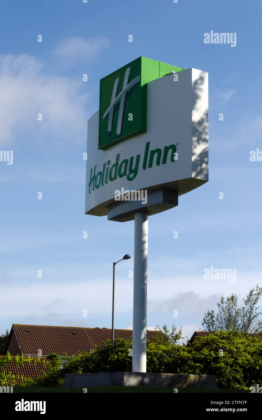 Holiday Inn Hotel Zeichen gegen einen blauen Himmel praktisch Cross High Wycombe Bucks UK Stockfoto