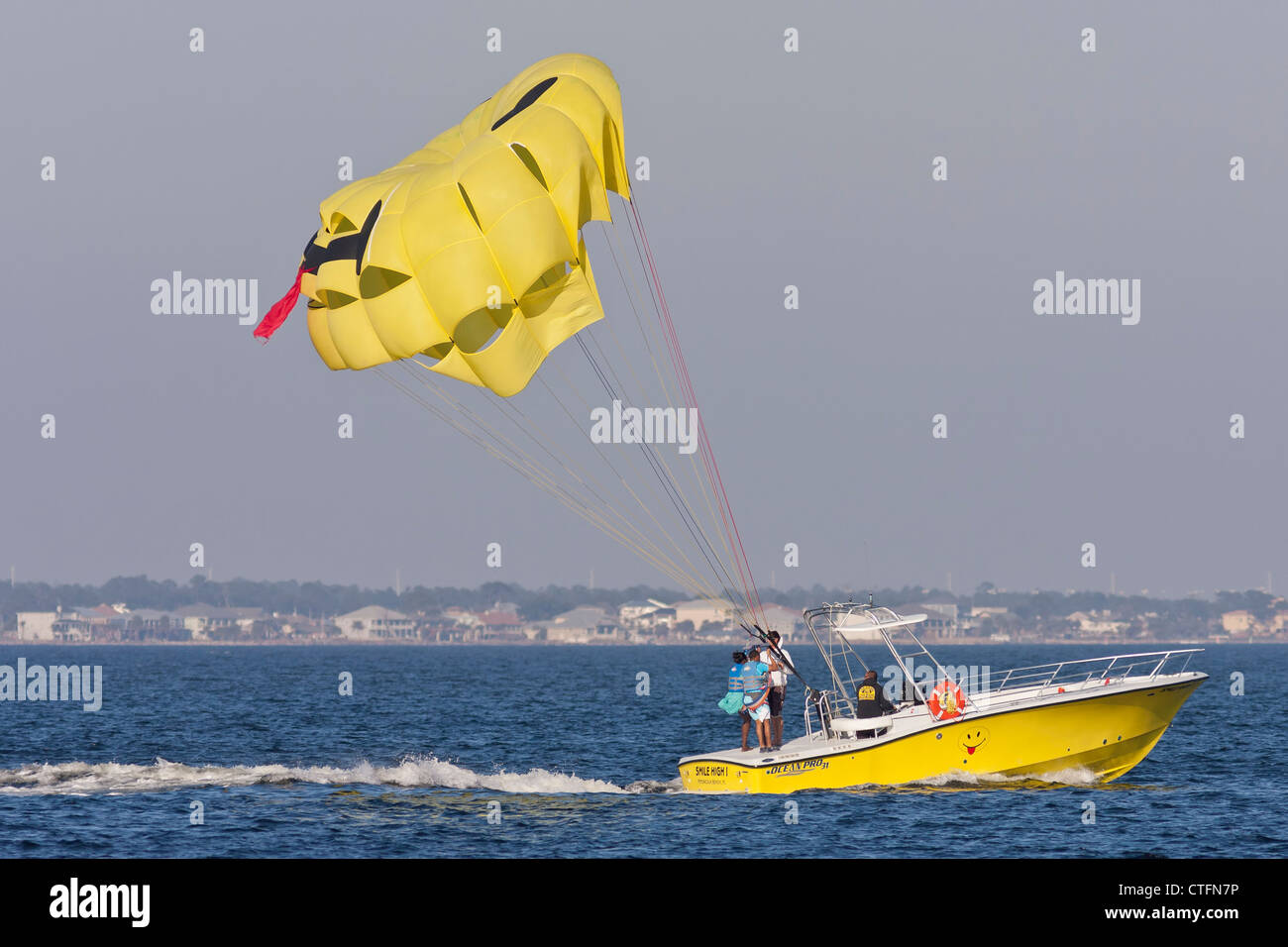 Parasail paar landen wieder auf dem Schlepper nach einem parasailing Fahrt in Pensacola Beach, Florida Stockfoto