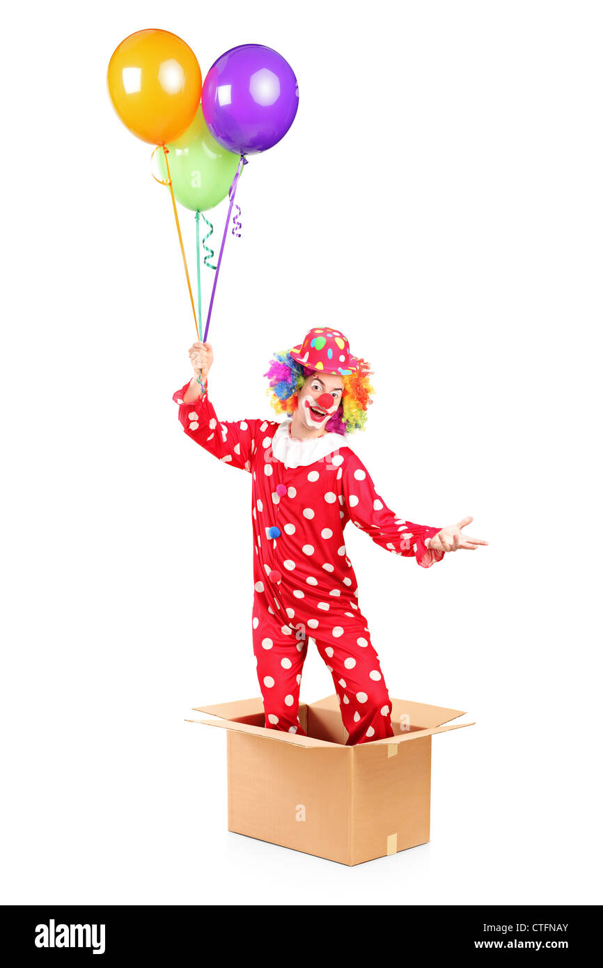 Clown Ballons halten und stehen in einem Karton, isoliert auf weißem Hintergrund Stockfoto