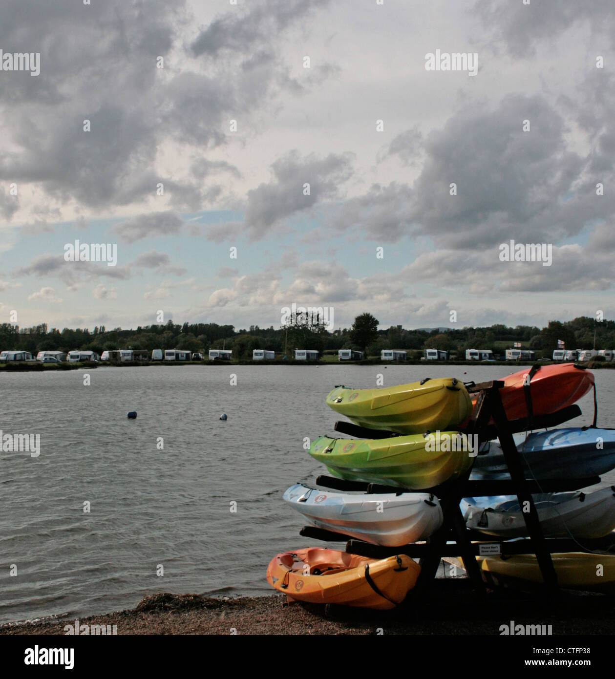 Kajaks auf dem Gestell neben dem See bei Croft Farm Camping, Teskesbury, Gloucestershire Stockfoto