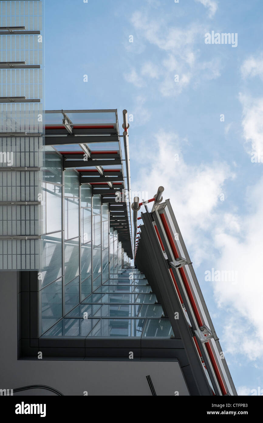 Abstraktes Bild von dem Shard Gebäude Nachschlagen von der Seite nach oben, London, UK. Stockfoto