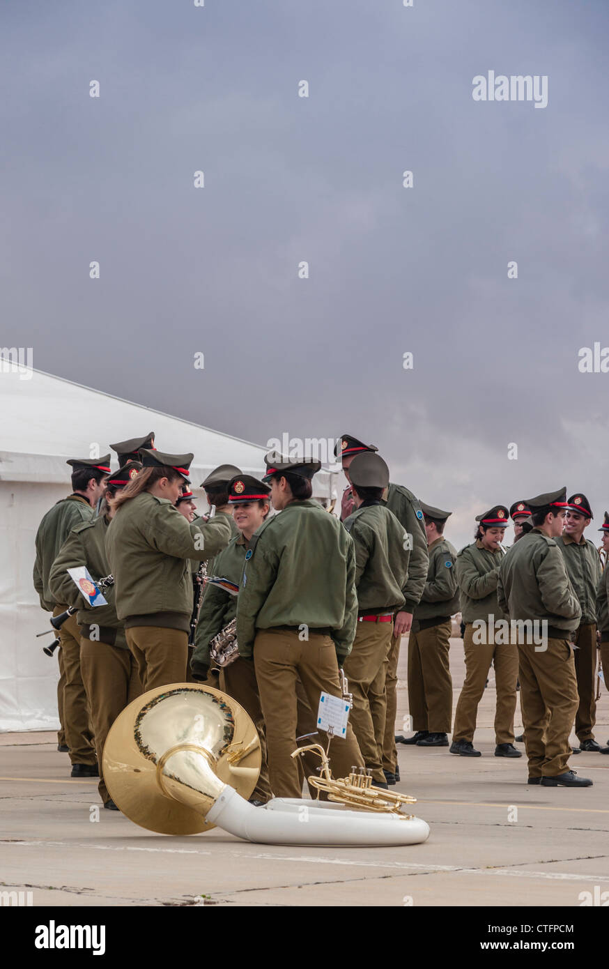 Israelische militärische Band-Mitglieder warten, um in der Abschluss-Zeremonie der Luftwaffe jüngstere Söhne spielen. Stockfoto