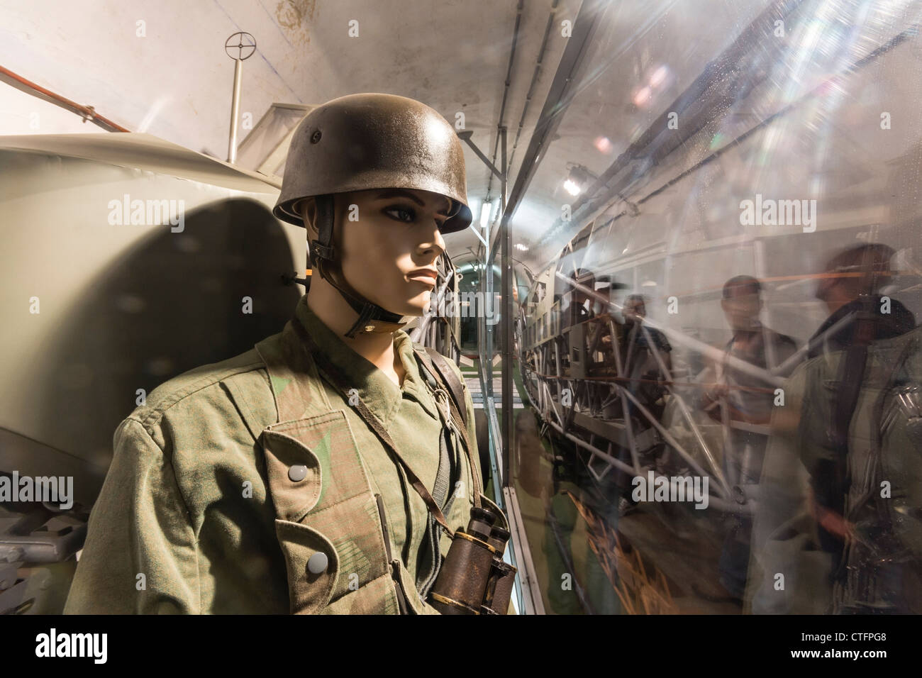 Touristen passieren ein Modell Segelflugzeug und ein Mannequin Fallschirmjäger im Fort Eben-Emael, 1940 von deutschen Fallschirmjäger gefangengenommen. Stockfoto