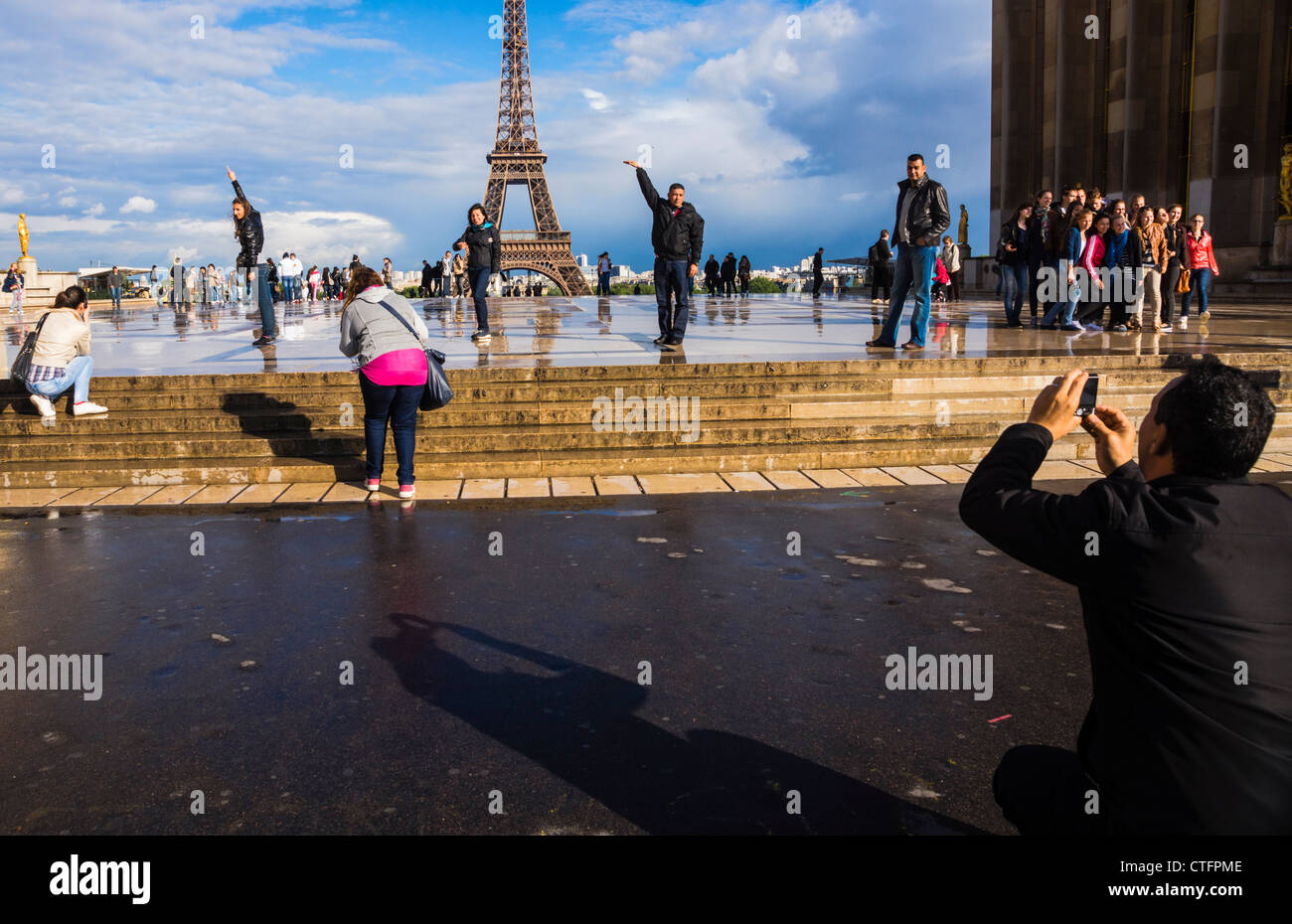 Palais de Chaillot, Paris, Frankreich. Menschen, die immer in der klassischen touristischen Perspektive gedreht mit der Eifelturm fotografiert. Stockfoto