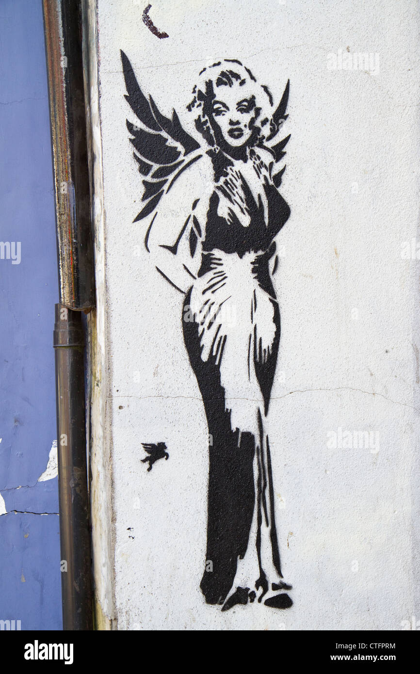 Sprühfarbe Schablone von Graffiti-Künstler Pegasus in Islington, London,  die Darstellung von Marilyn Monroe mit Engelsflügeln Stockfotografie - Alamy