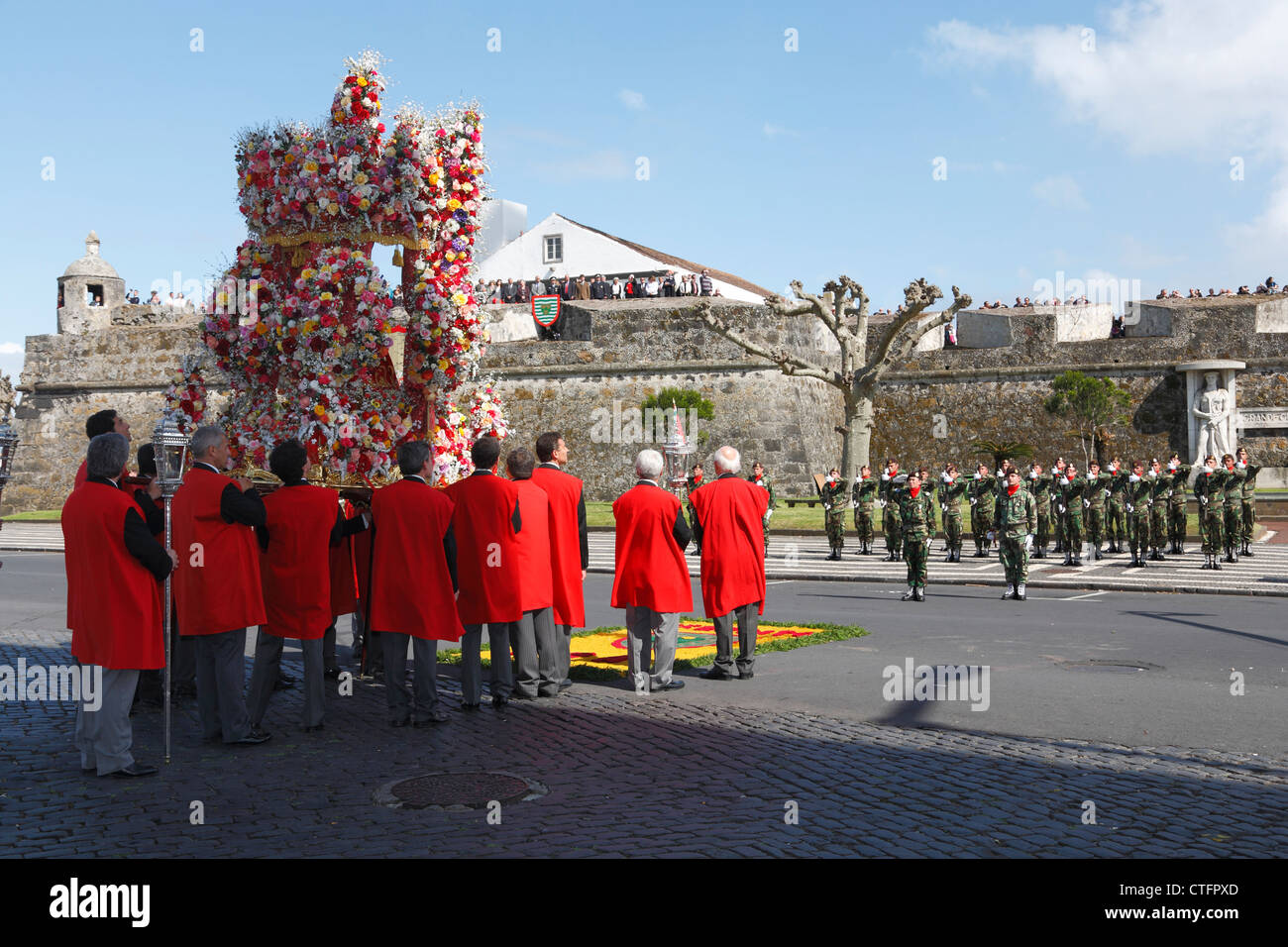 Portugiesische Armee Zug eine Hommage an das Bild unseres Herrn Holy Christus Wunder. Ponta Delgada, Azoren Stockfoto