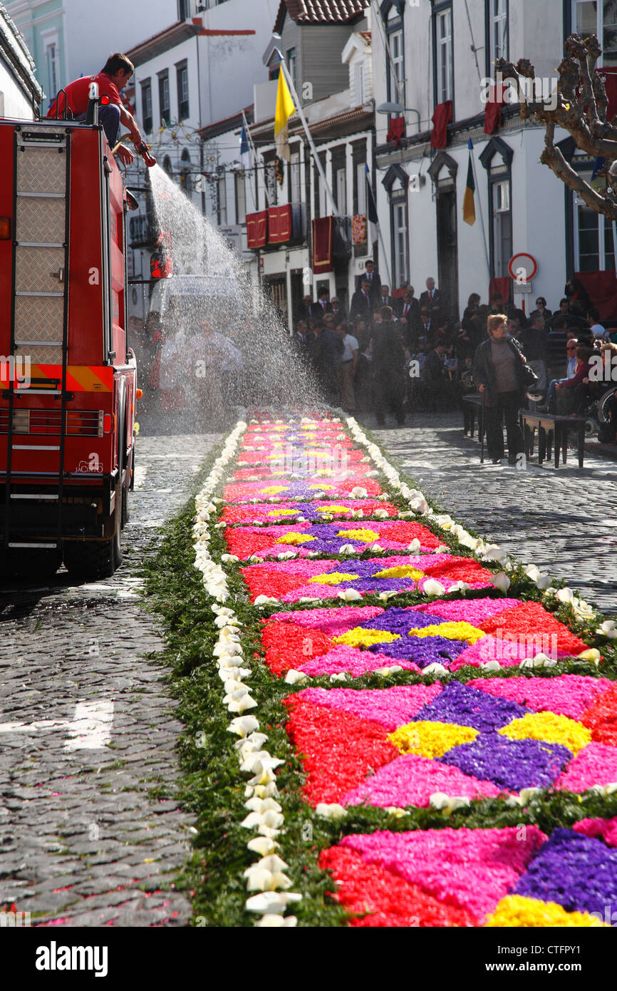 Feuerwehrauto Sprühwasser auf Blumenteppich während religiöse fest in Ponta Delgada, Azoren-Inseln. Stockfoto
