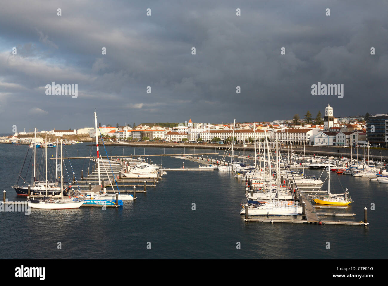 Der Stadt Ponta Delgada, wie gesehen von der Portas do Mar Komplex. Insel Sao Miguel, Azoren, Portugal. Stockfoto