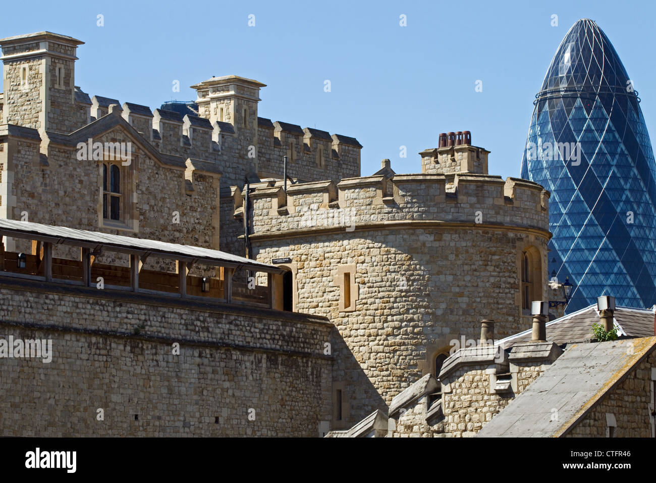 Tower of London & Gherkin, London, Mai Sonntag 27 2012. Stockfoto