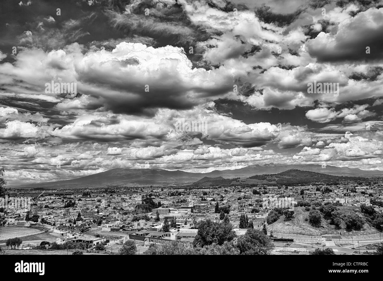 Blick auf das Kloster San Gabriel und die historische Stadt Cholula, Puebla, Mexiko Stockfoto