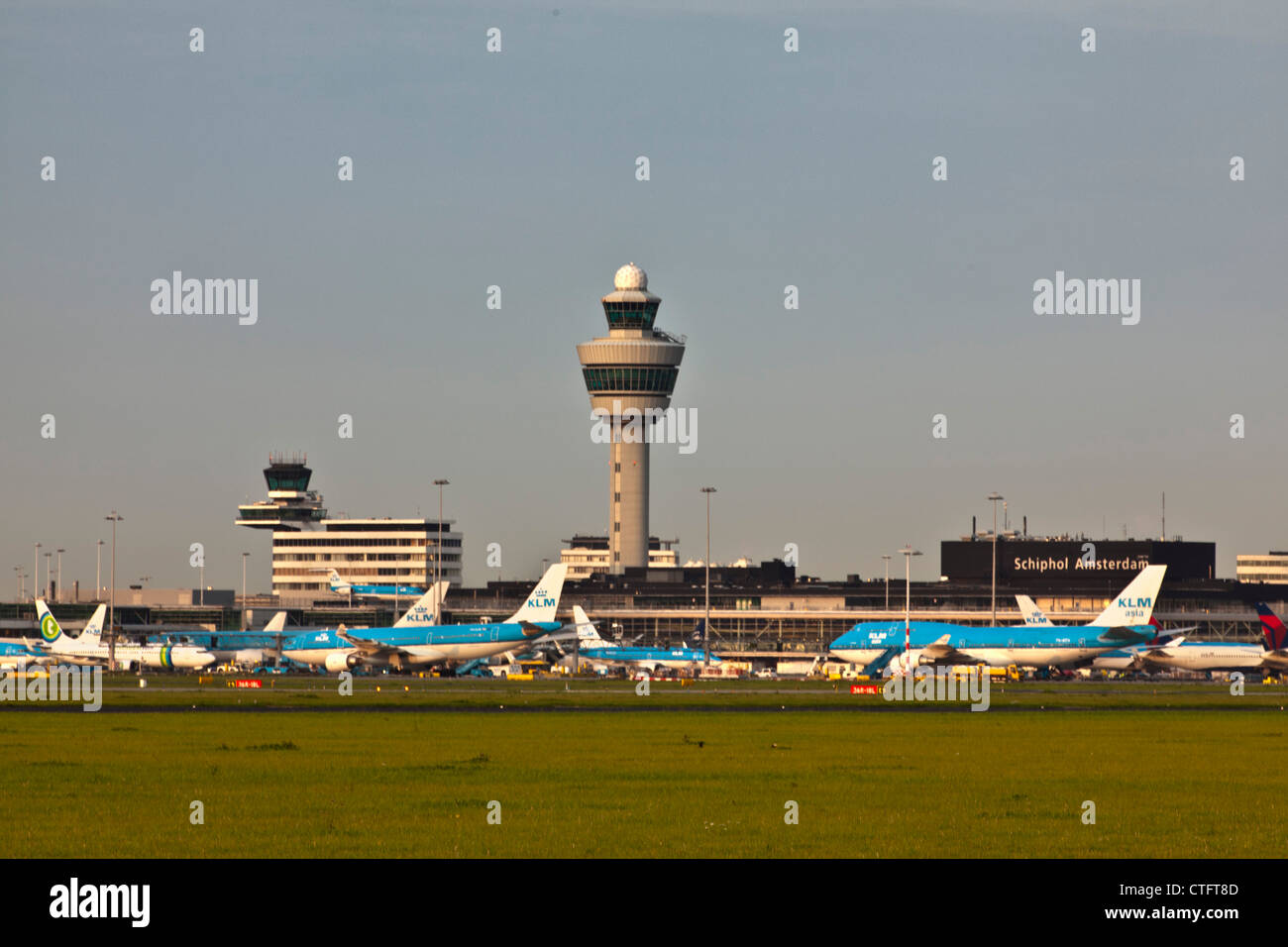 Niederlande, Haarlemmermeer, Amsterdam Schiphol Airport, dawn Stockfoto