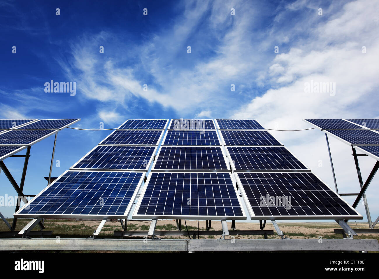 Solar-Panels über blauer Himmel, erneuerbare Energien. Stockfoto