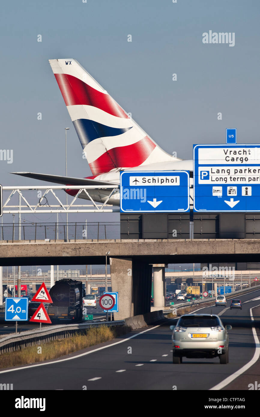 Den Niederlanden, Haarlemmermeer, in der Nähe von Amsterdam, British Airways Flugzeug Kreuzung Autobahn am Flughafen Schiphol. Stockfoto