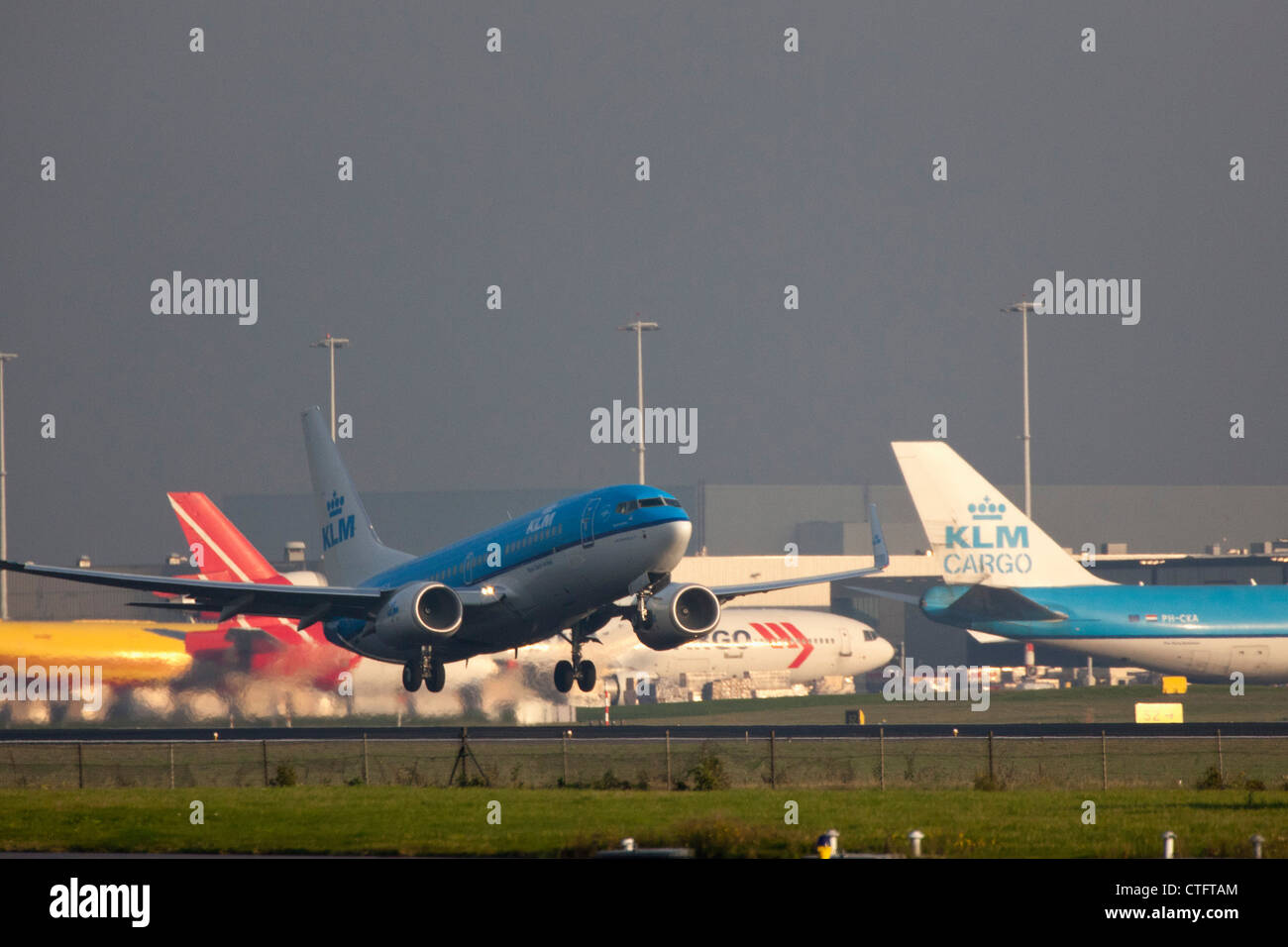 Den Niederlanden, Haarlemmermeer, in der Nähe von Amsterdam Schiphol Flughafen. KLM Flugzeug abheben. Stockfoto