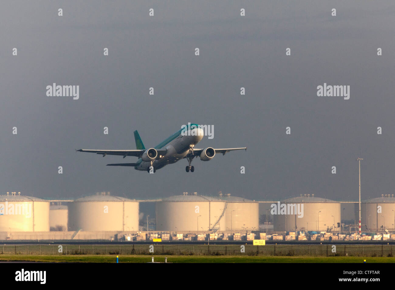 Den Niederlanden, Haarlemmermeer, in der Nähe von Amsterdam Schiphol Flughafen. Air Lingus Flugzeug abheben. Stockfoto