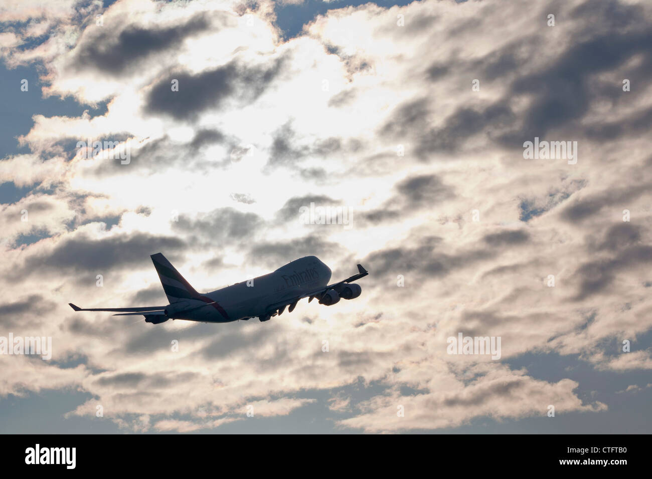 Den Niederlanden, Haarlemmermeer, in der Nähe von Amsterdam Schiphol Flughafen. Air Emirates Flugzeug abheben. Stockfoto