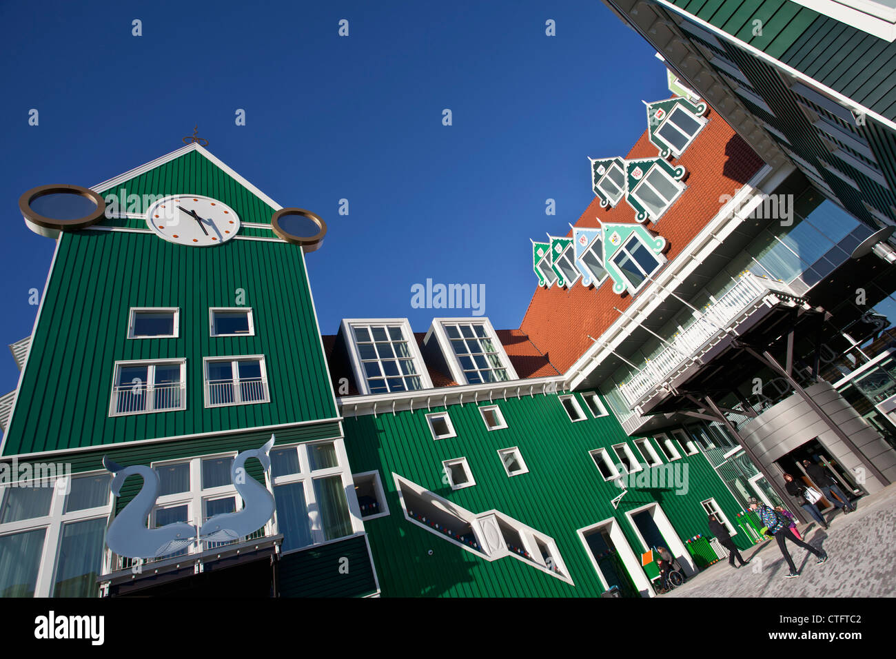 Den Niederlanden, Zaandam, Railway Station und Eingang Rathaus. Stockfoto